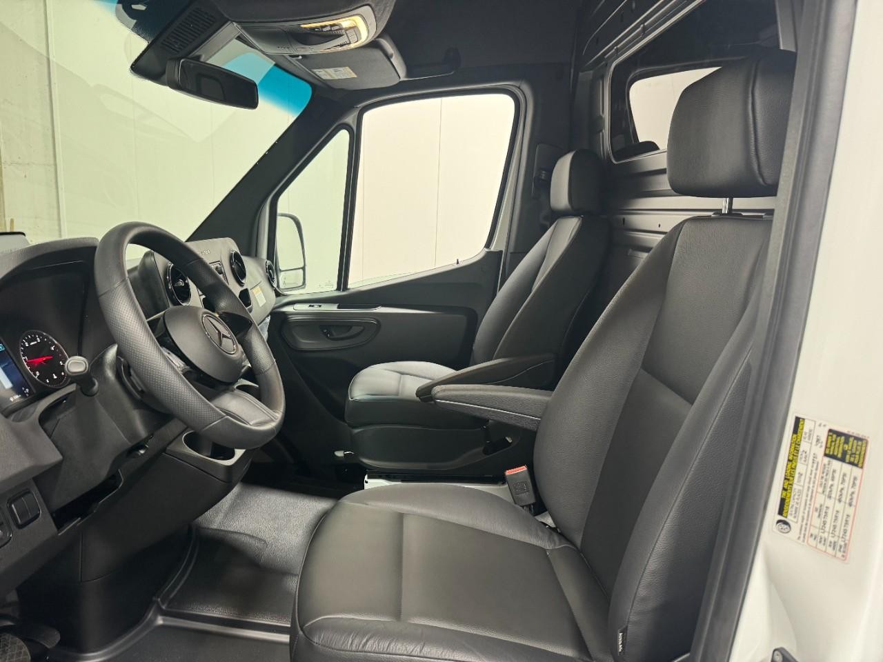 Mercedes-Benz Sprinter Van Vehicle Full-screen Gallery Image 24