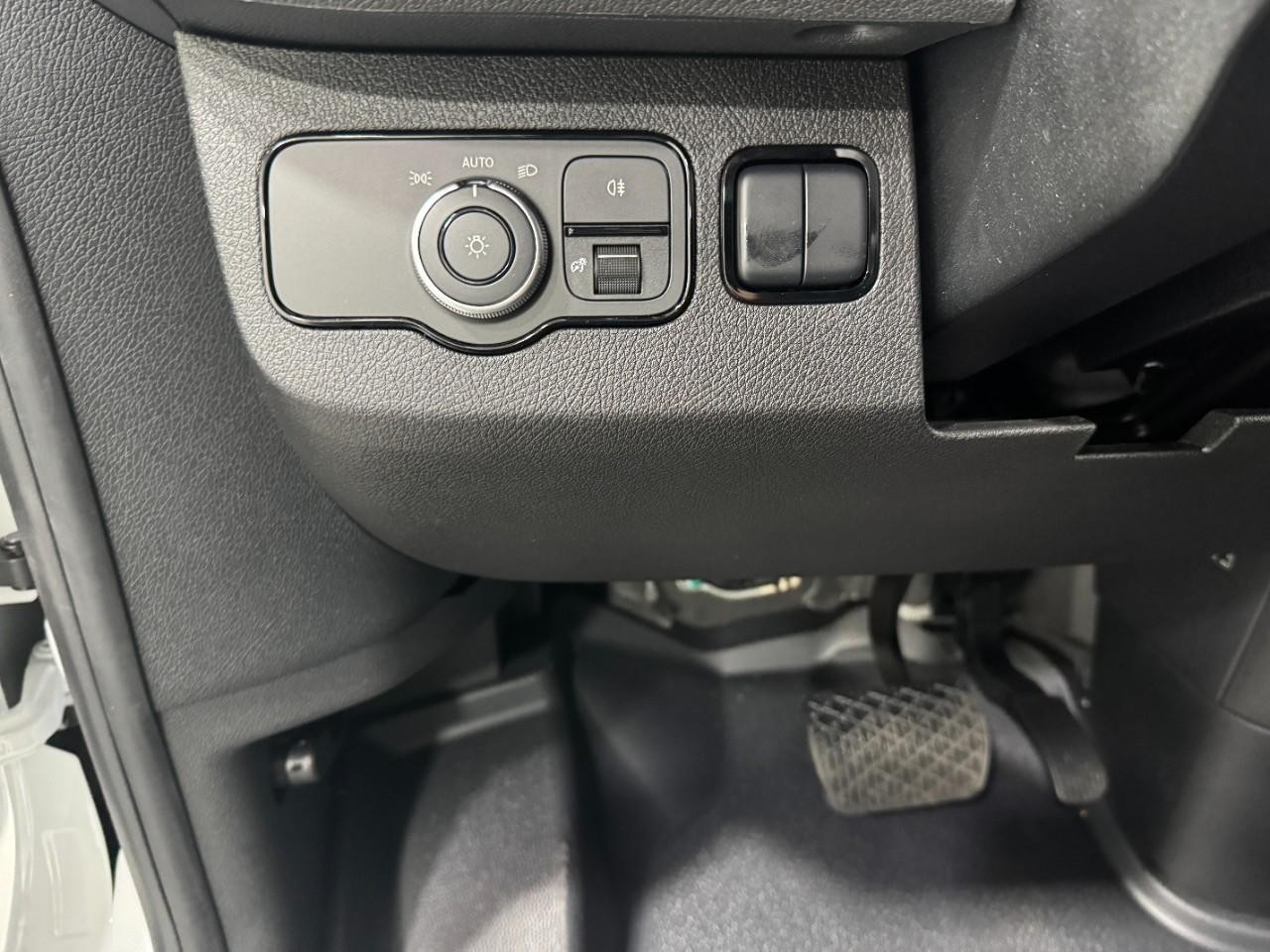 Mercedes-Benz Sprinter Van Vehicle Full-screen Gallery Image 26