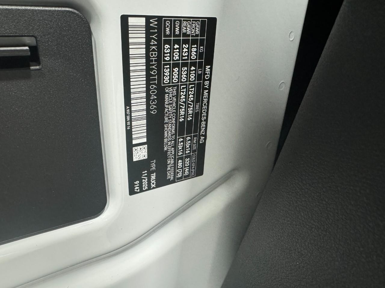 Mercedes-Benz Sprinter Van Vehicle Full-screen Gallery Image 31