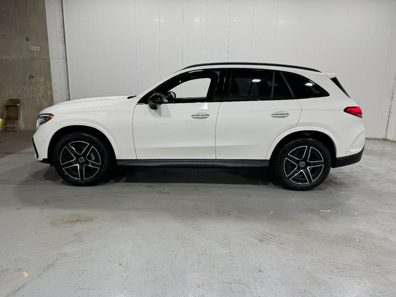 Mercedes-Benz GLC Vehicle Full-screen Gallery Image 2