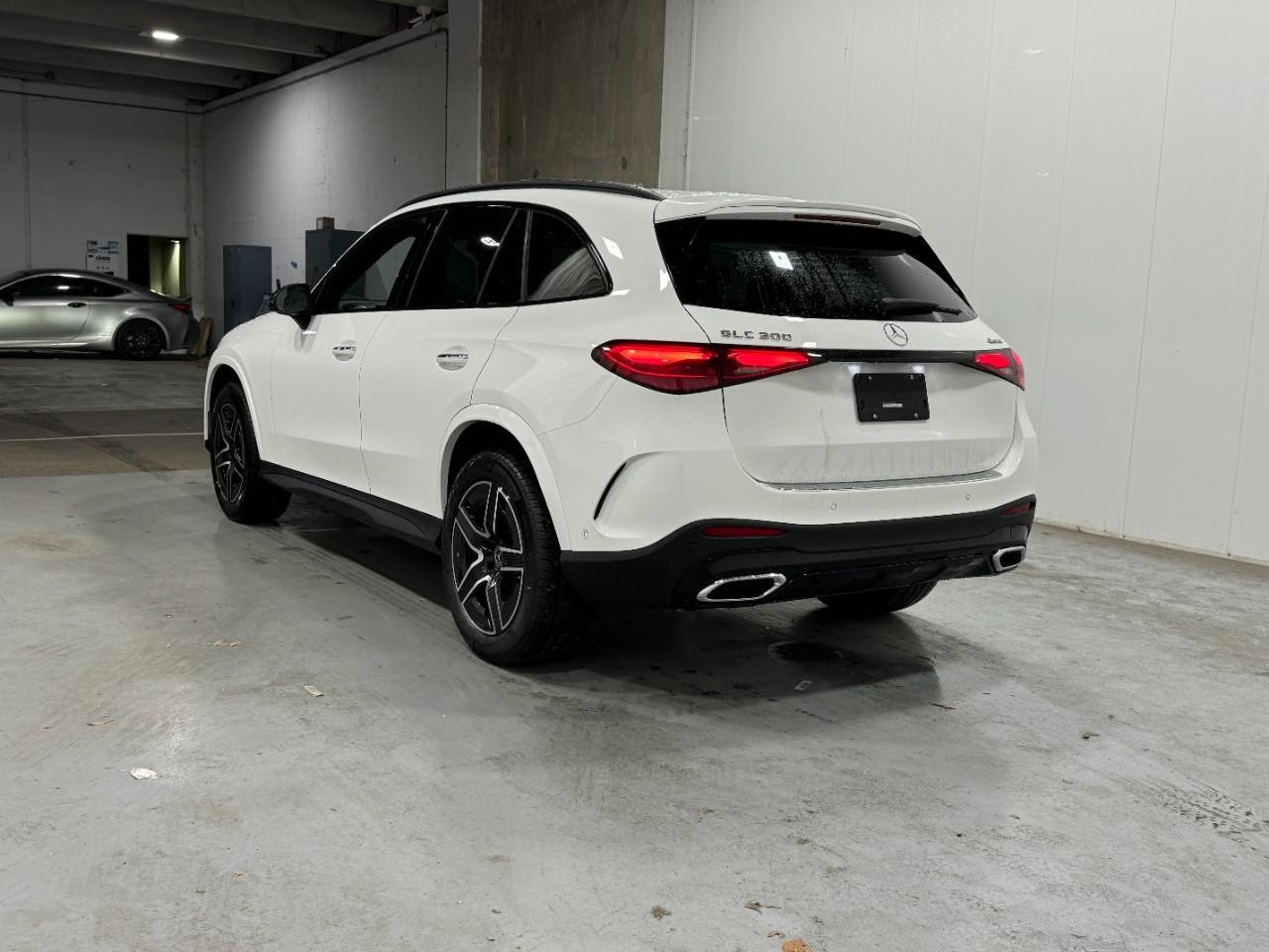 Mercedes-Benz GLC Vehicle Full-screen Gallery Image 3