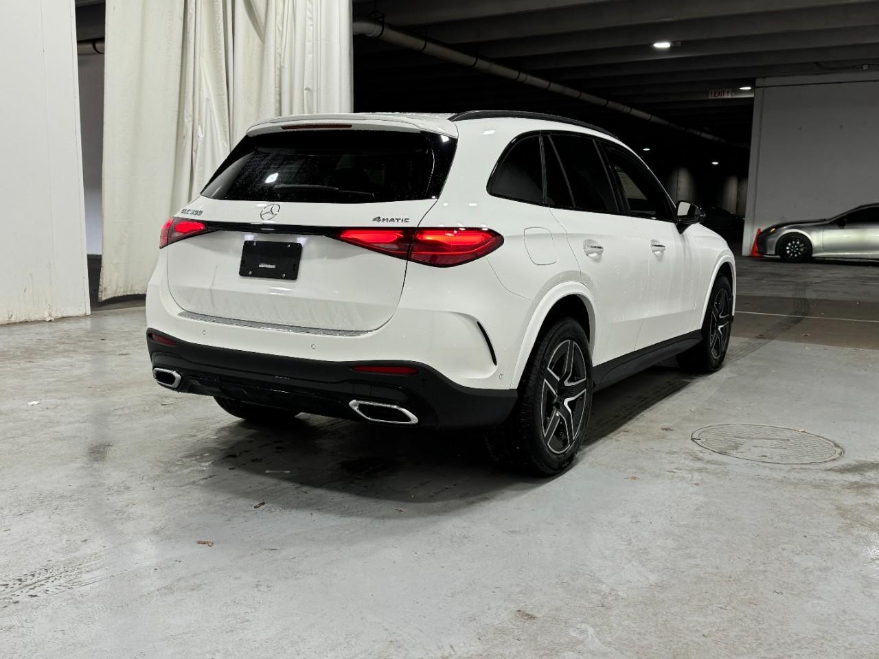 Mercedes-Benz GLC Vehicle Full-screen Gallery Image 4