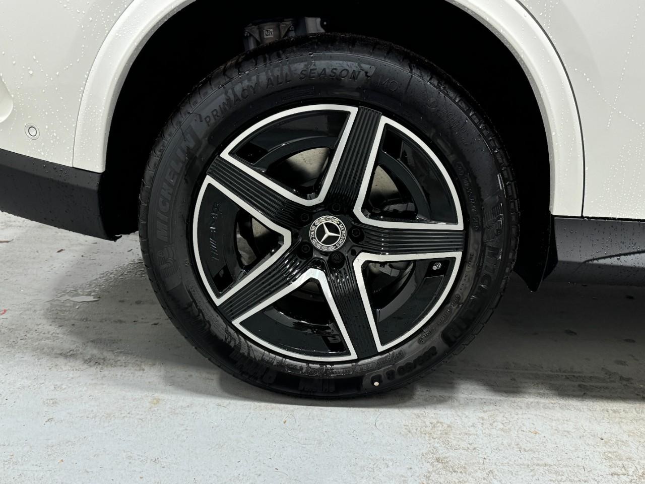 Mercedes-Benz GLC Vehicle Full-screen Gallery Image 5