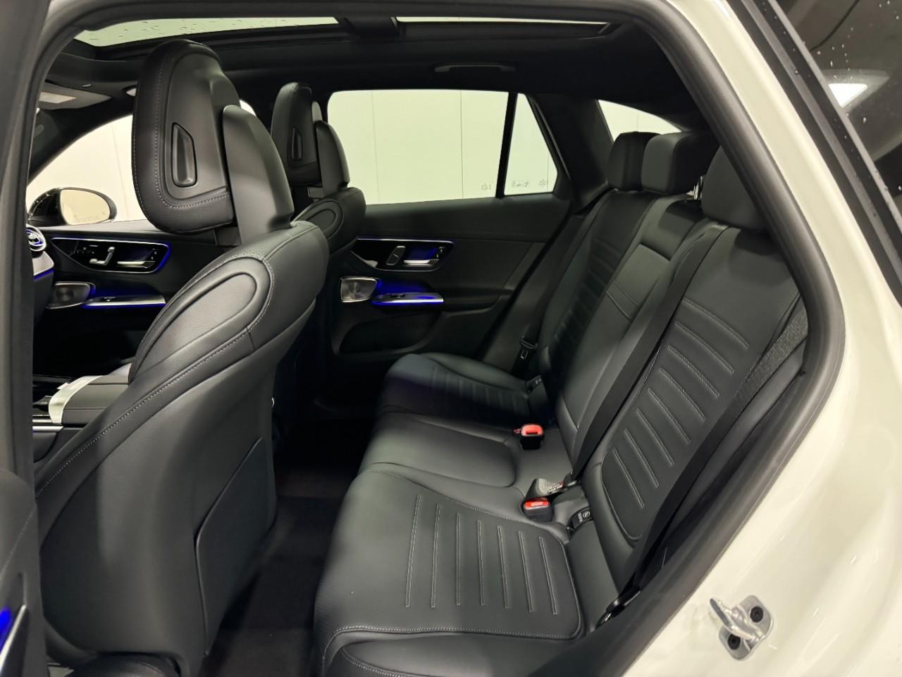 Mercedes-Benz GLC Vehicle Full-screen Gallery Image 8