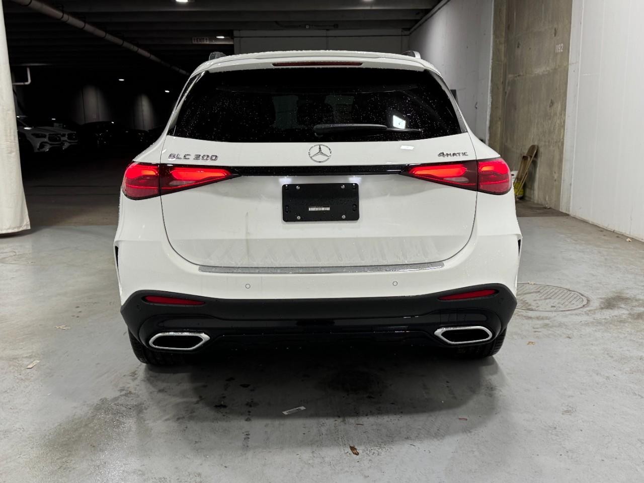 Mercedes-Benz GLC Vehicle Full-screen Gallery Image 9