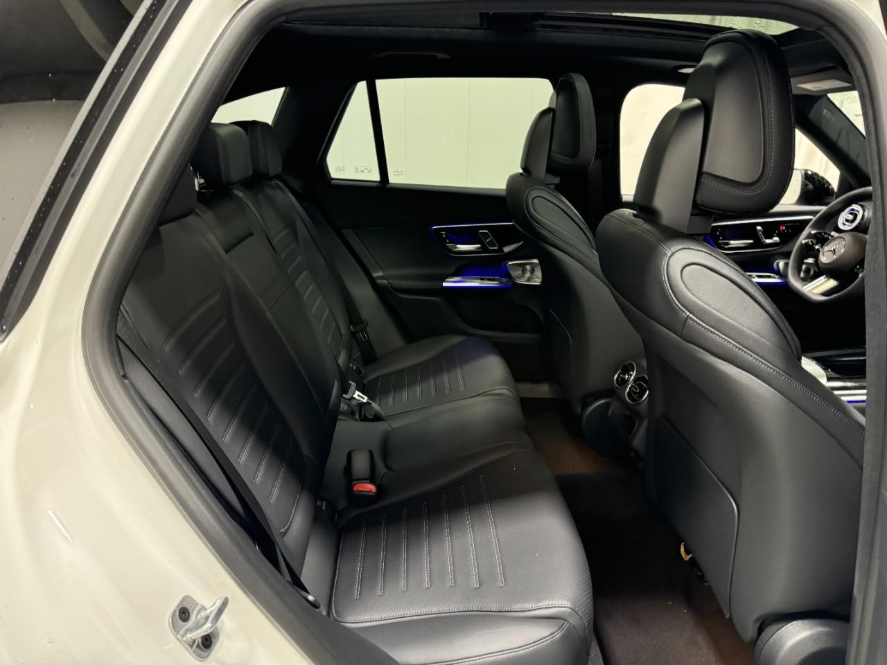 Mercedes-Benz GLC Vehicle Full-screen Gallery Image 10