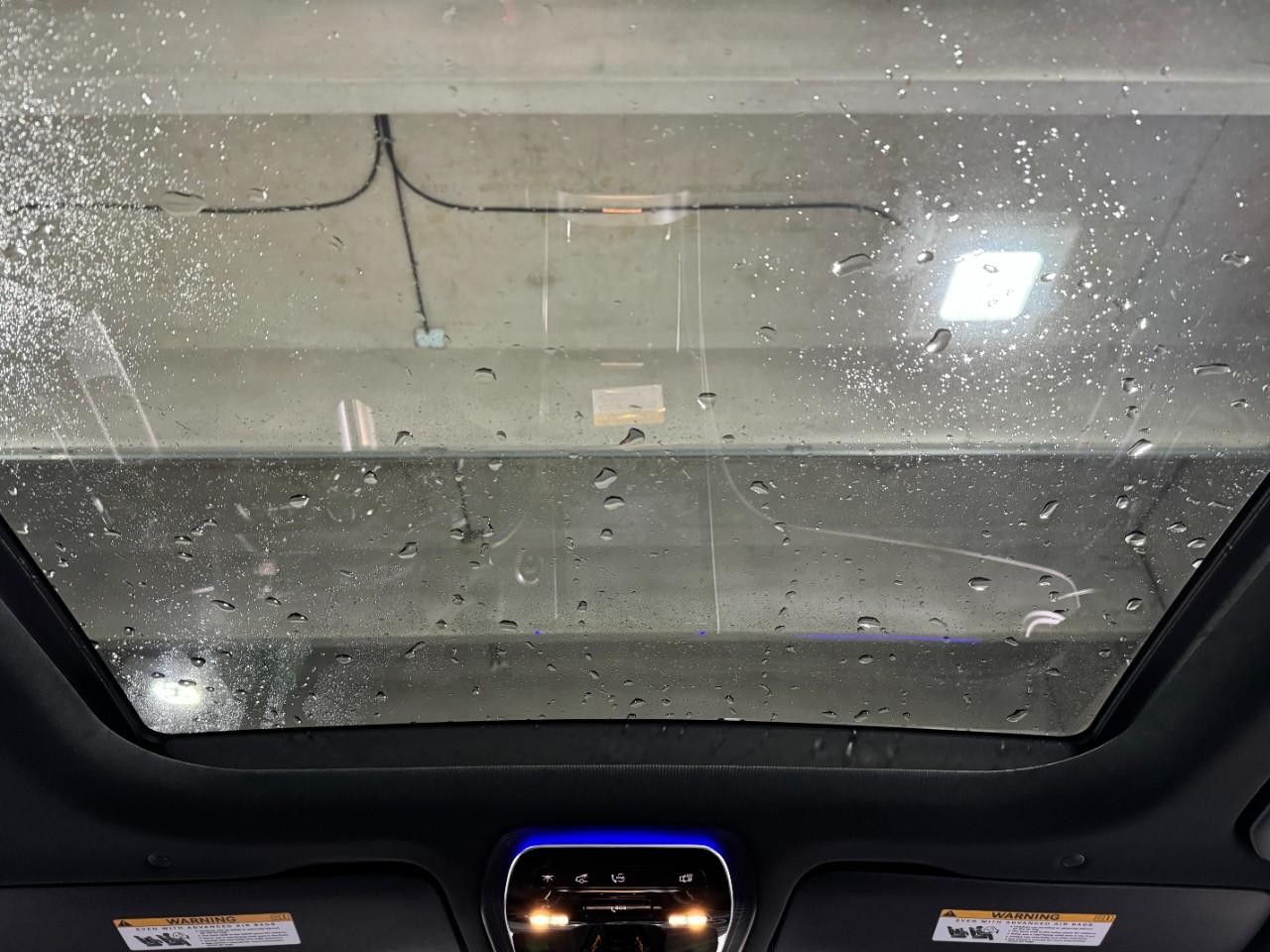 Mercedes-Benz GLC Vehicle Full-screen Gallery Image 11