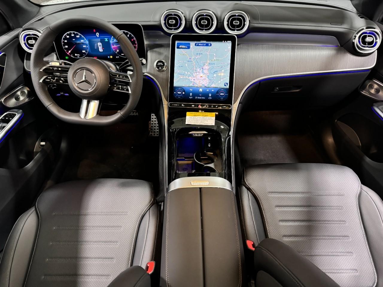 Mercedes-Benz GLC Vehicle Full-screen Gallery Image 12