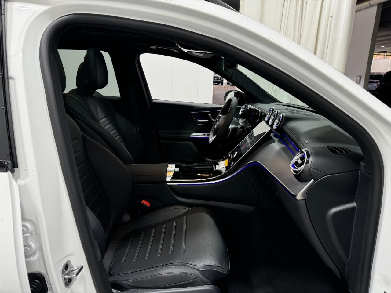 Mercedes-Benz GLC Vehicle Full-screen Gallery Image 16