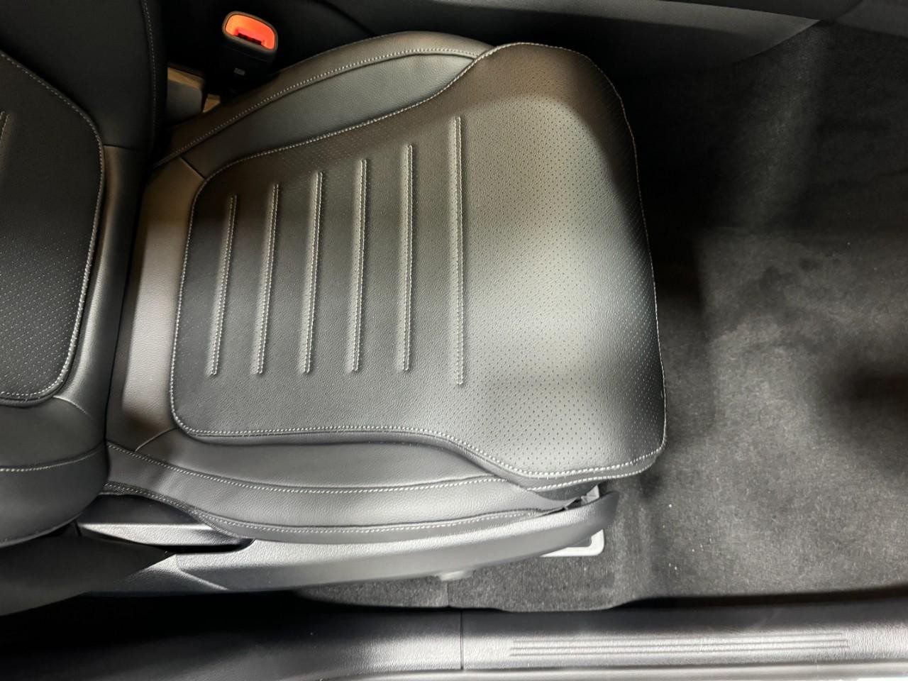 Mercedes-Benz GLC Vehicle Full-screen Gallery Image 17