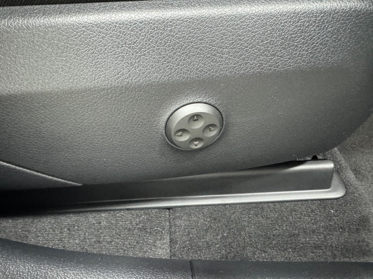 Mercedes-Benz GLC Vehicle Full-screen Gallery Image 18