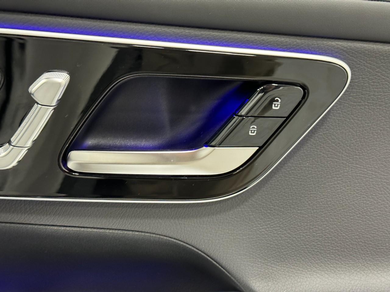 Mercedes-Benz GLC Vehicle Full-screen Gallery Image 20