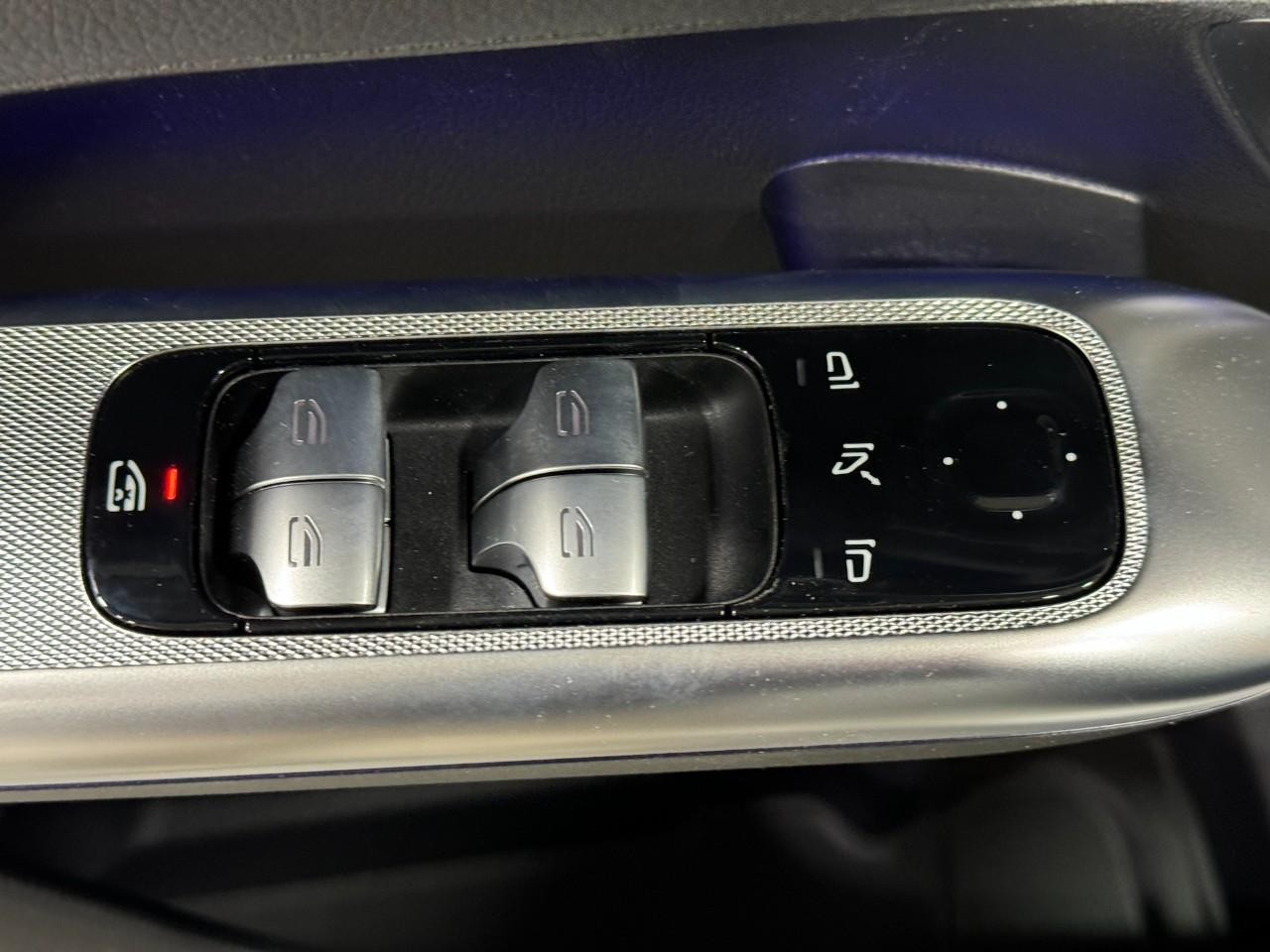 Mercedes-Benz GLC Vehicle Full-screen Gallery Image 24