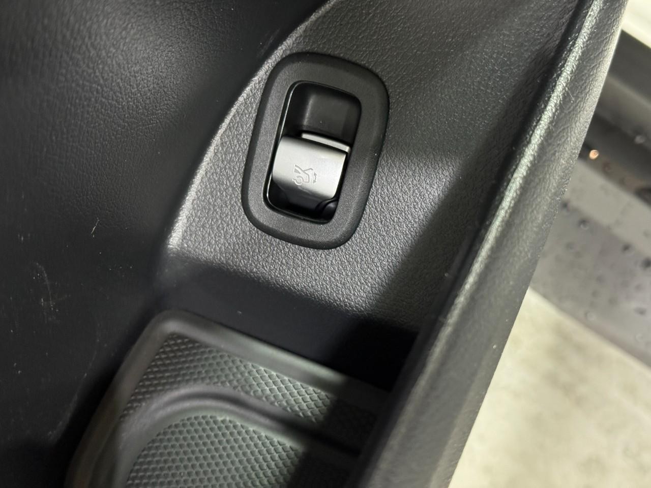 Mercedes-Benz GLC Vehicle Full-screen Gallery Image 26