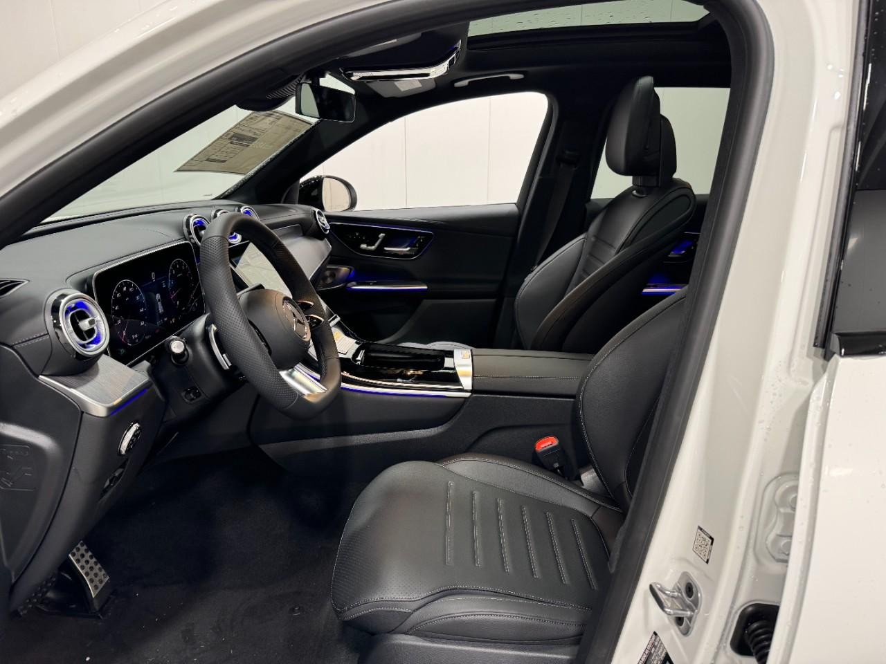 Mercedes-Benz GLC Vehicle Full-screen Gallery Image 27