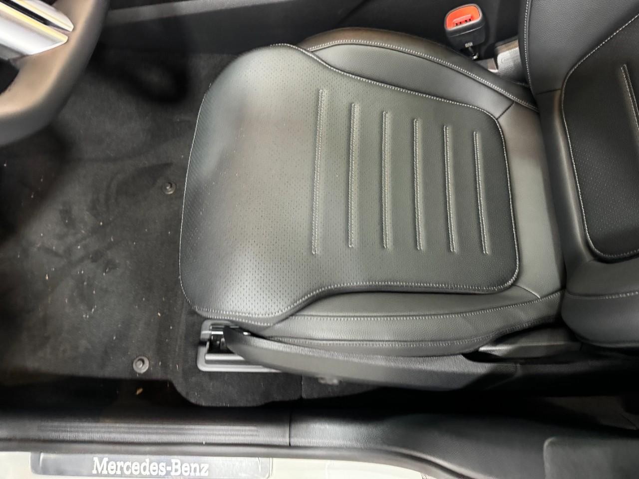 Mercedes-Benz GLC Vehicle Full-screen Gallery Image 28