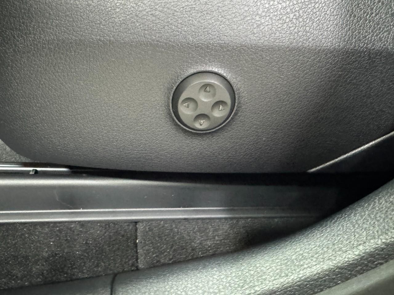 Mercedes-Benz GLC Vehicle Full-screen Gallery Image 29