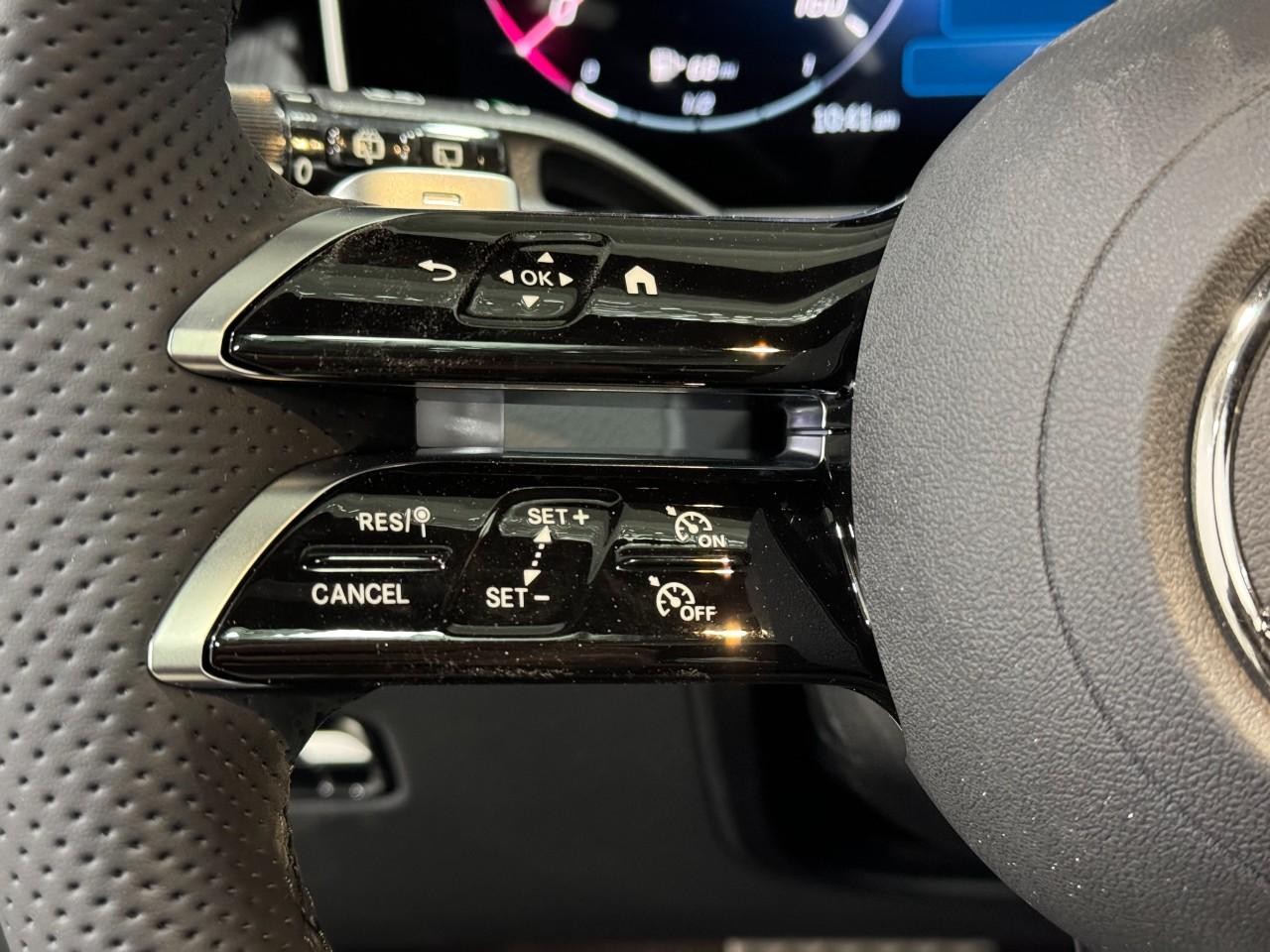 Mercedes-Benz GLC Vehicle Full-screen Gallery Image 31