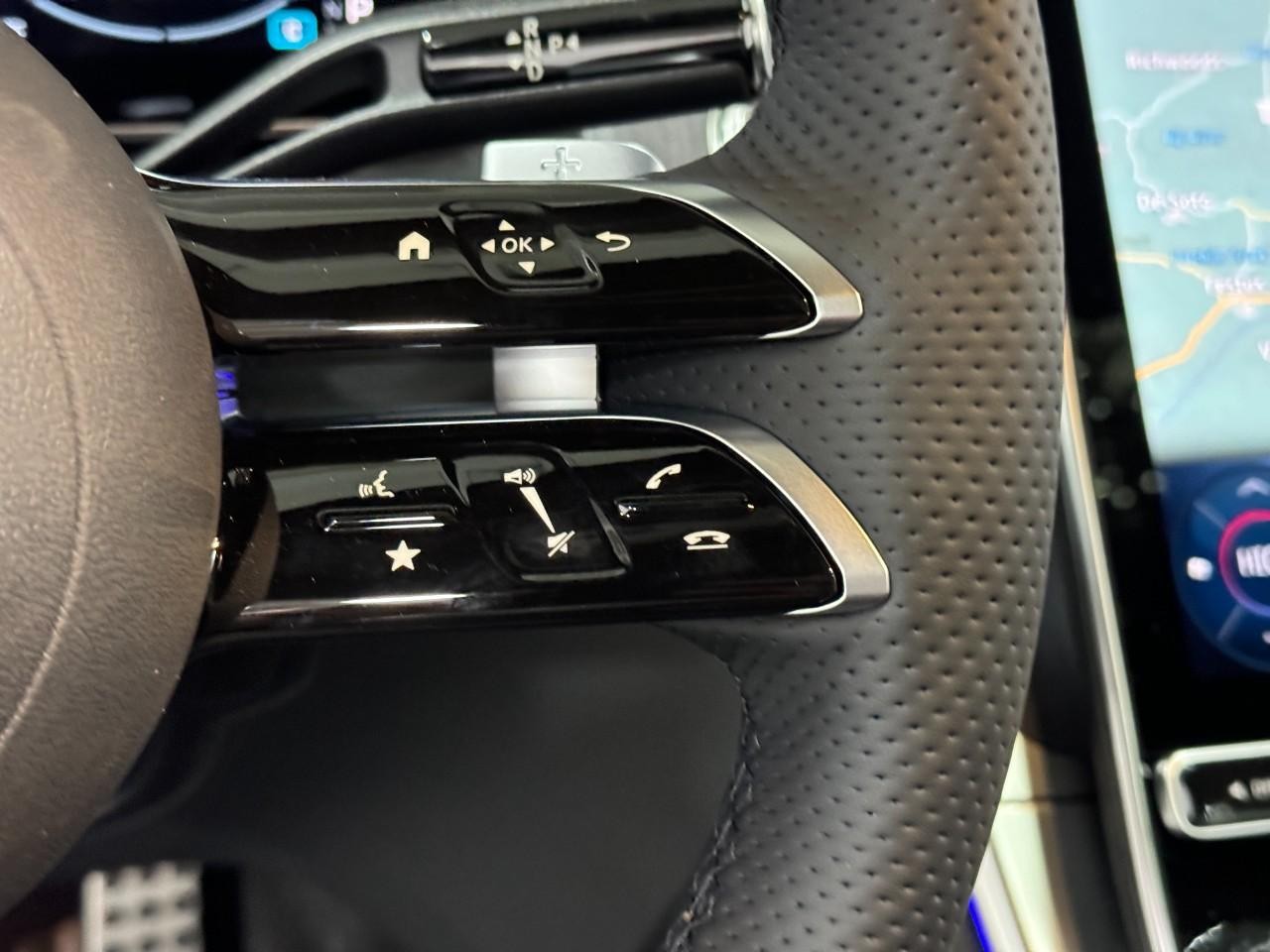 Mercedes-Benz GLC Vehicle Full-screen Gallery Image 32