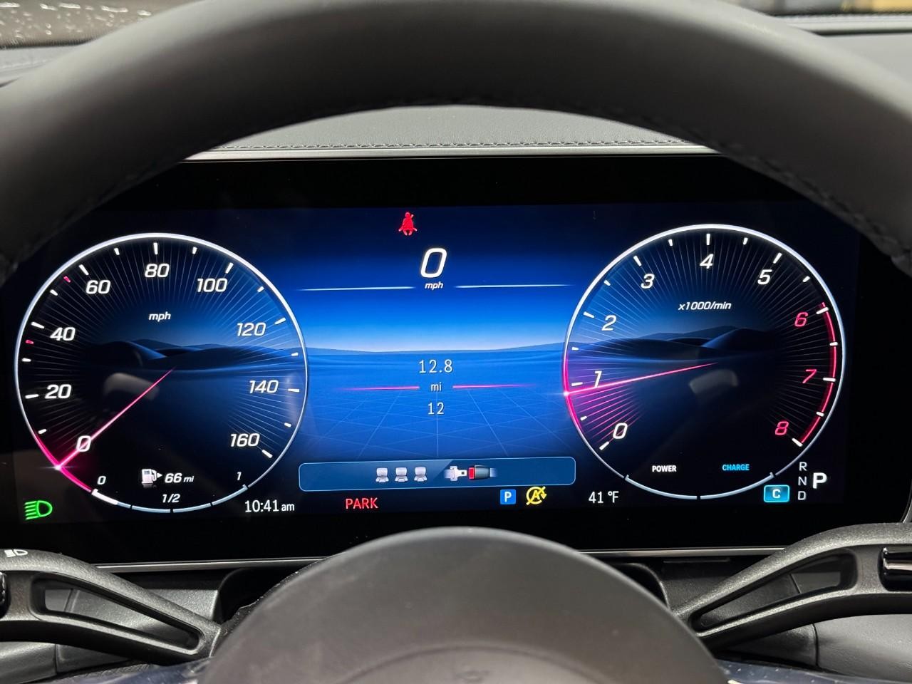 Mercedes-Benz GLC Vehicle Full-screen Gallery Image 33