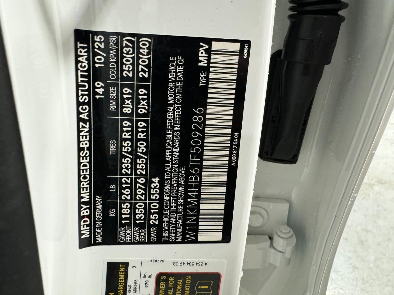 Mercedes-Benz GLC Vehicle Full-screen Gallery Image 36