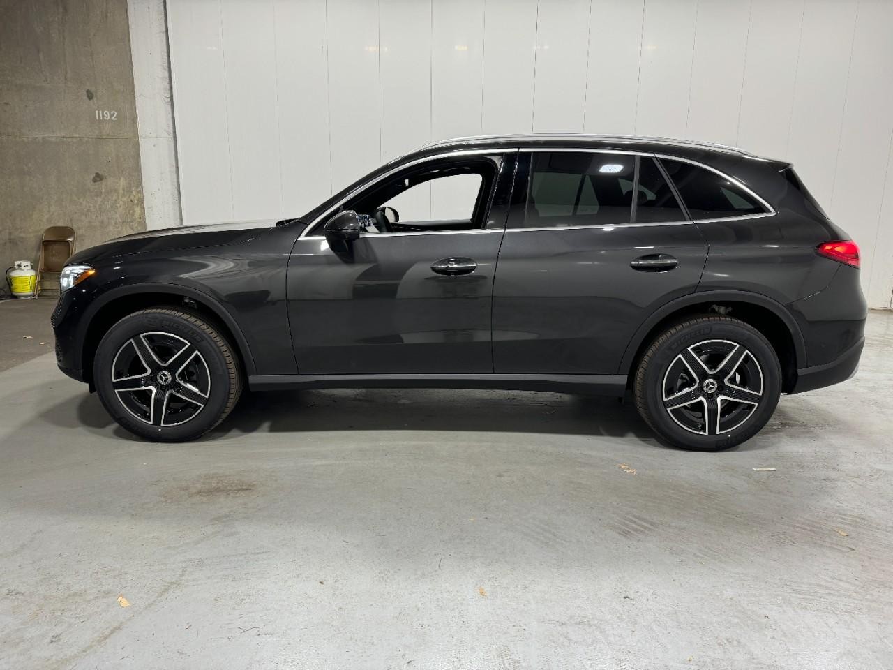 Mercedes-Benz GLC Vehicle Full-screen Gallery Image 2