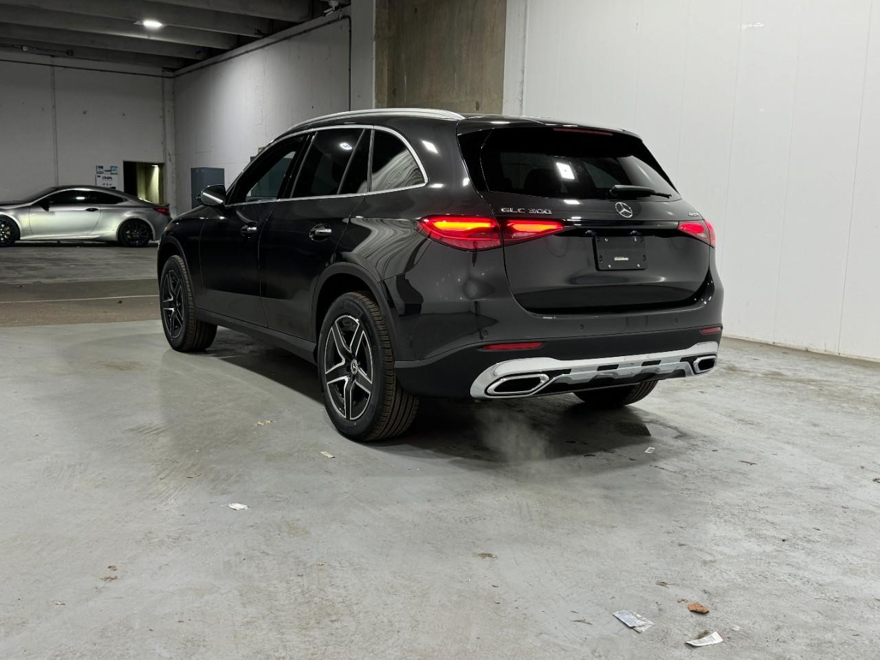 Mercedes-Benz GLC Vehicle Full-screen Gallery Image 3