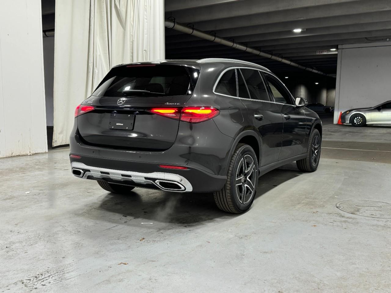 Mercedes-Benz GLC Vehicle Full-screen Gallery Image 4