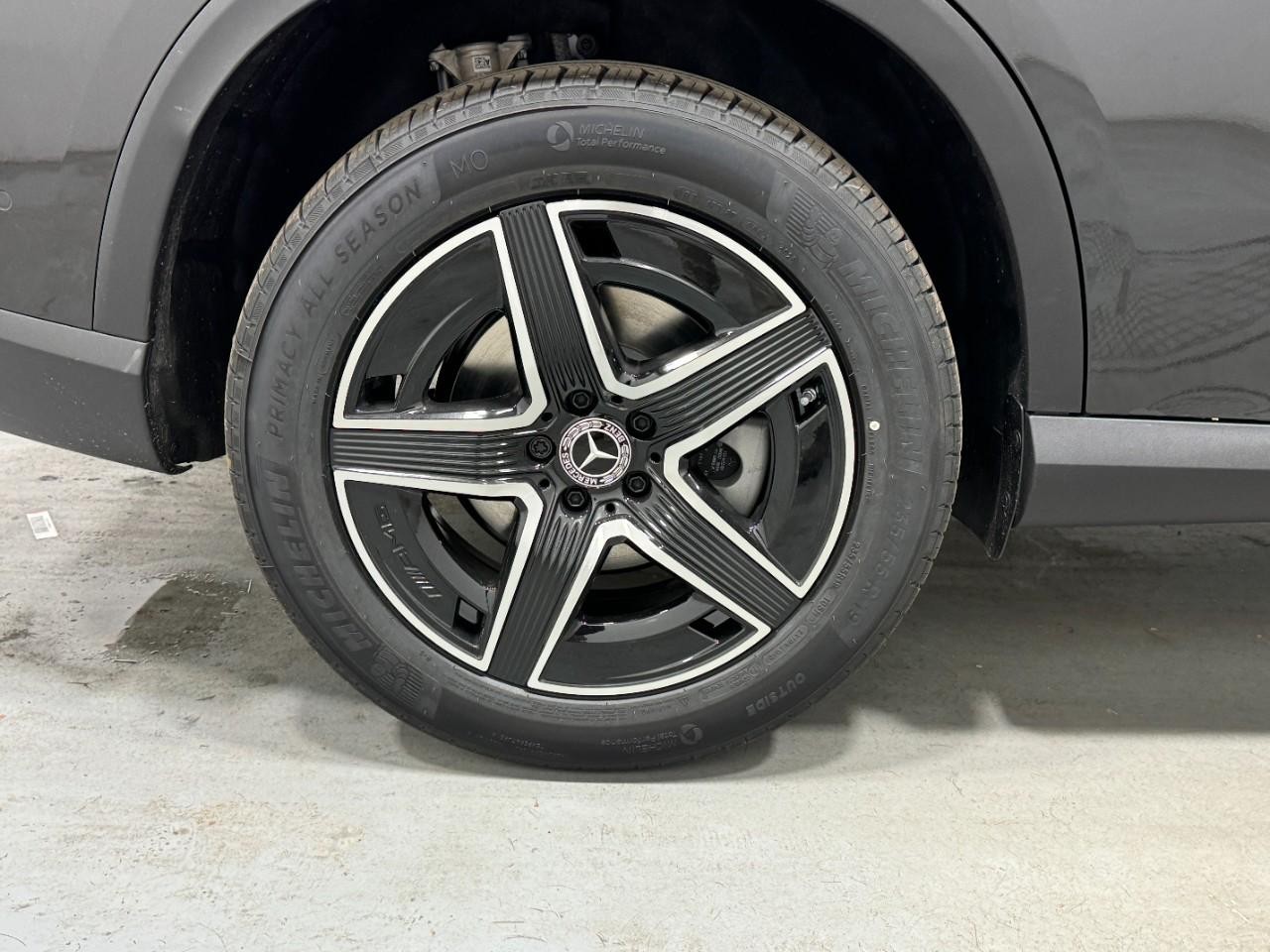 Mercedes-Benz GLC Vehicle Full-screen Gallery Image 5