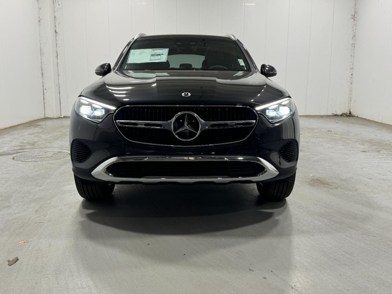 Mercedes-Benz GLC Vehicle Full-screen Gallery Image 7