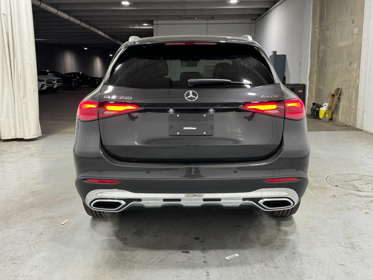 Mercedes-Benz GLC Vehicle Full-screen Gallery Image 9