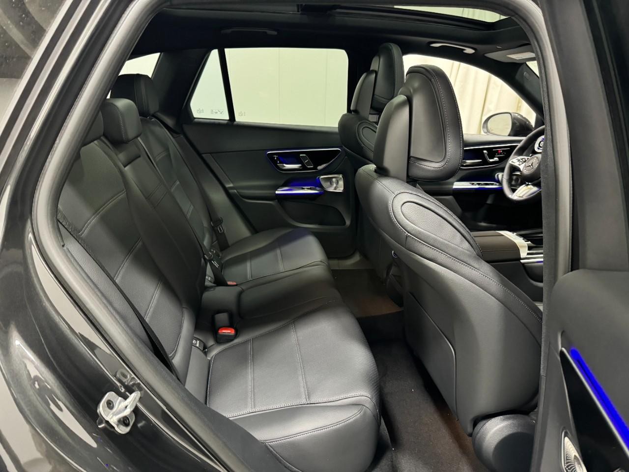 Mercedes-Benz GLC Vehicle Full-screen Gallery Image 10