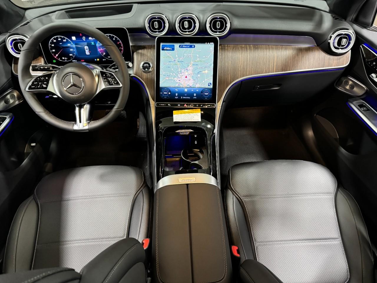 Mercedes-Benz GLC Vehicle Full-screen Gallery Image 12