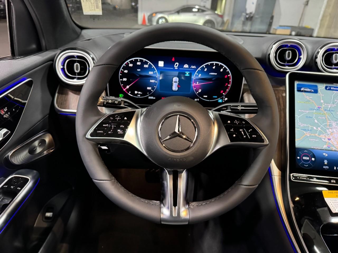 Mercedes-Benz GLC Vehicle Full-screen Gallery Image 13