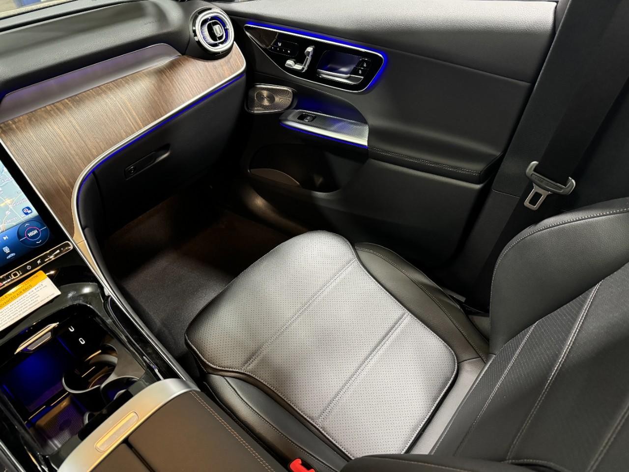 Mercedes-Benz GLC Vehicle Full-screen Gallery Image 15