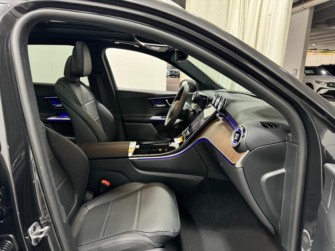 Mercedes-Benz GLC Vehicle Full-screen Gallery Image 16