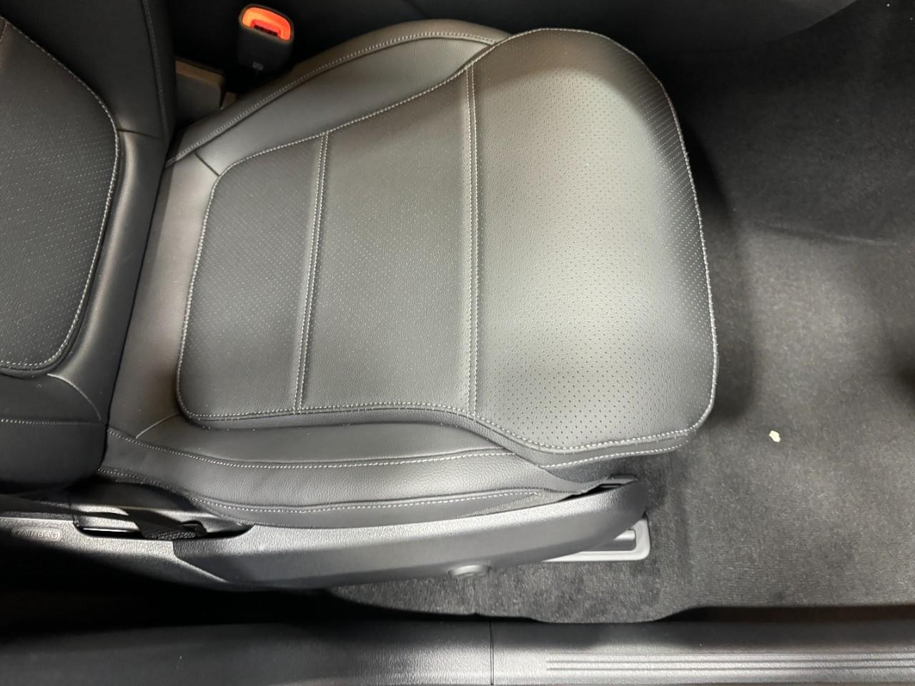 Mercedes-Benz GLC Vehicle Full-screen Gallery Image 17