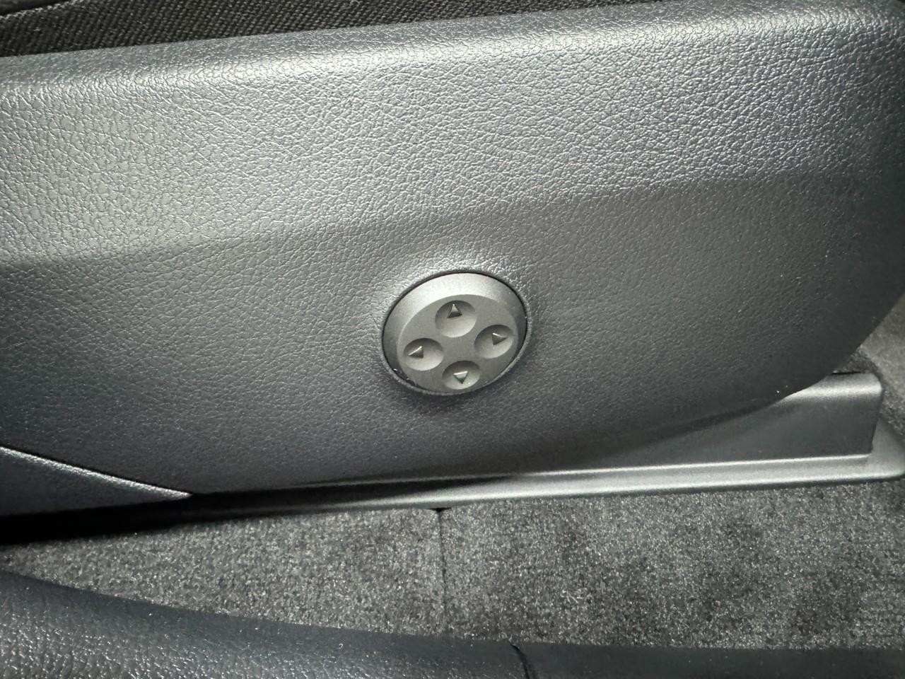 Mercedes-Benz GLC Vehicle Full-screen Gallery Image 18