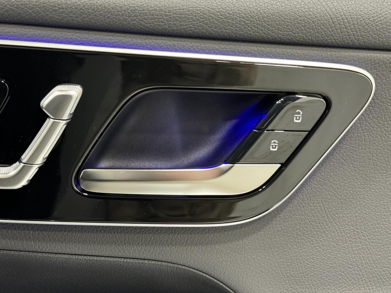 Mercedes-Benz GLC Vehicle Full-screen Gallery Image 20