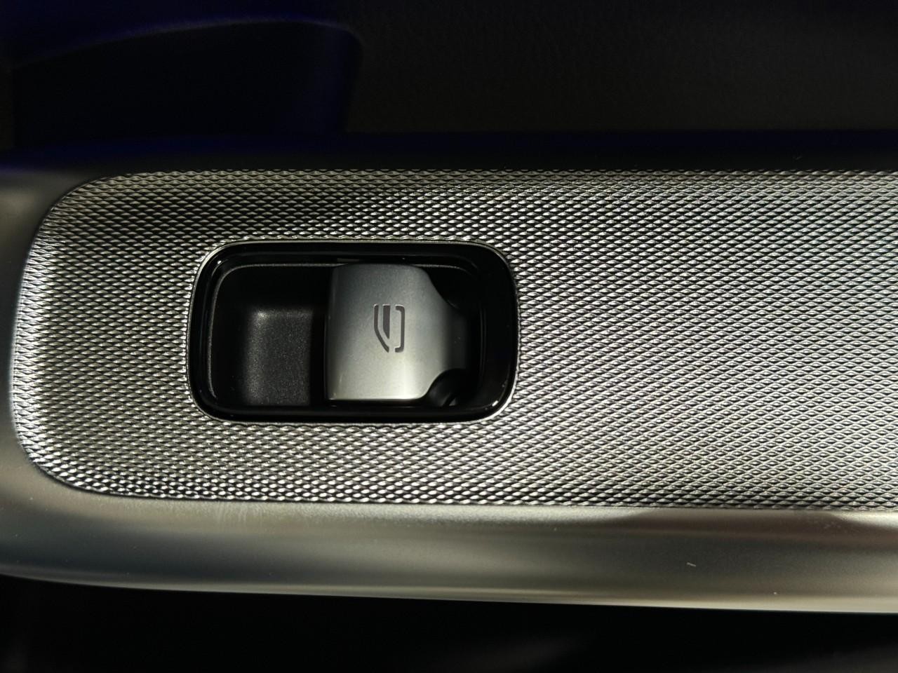 Mercedes-Benz GLC Vehicle Full-screen Gallery Image 21