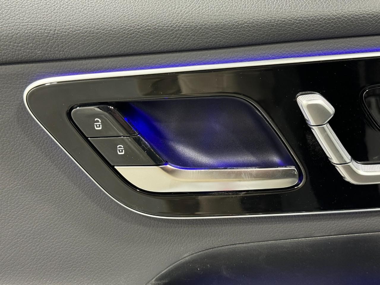 Mercedes-Benz GLC Vehicle Full-screen Gallery Image 23