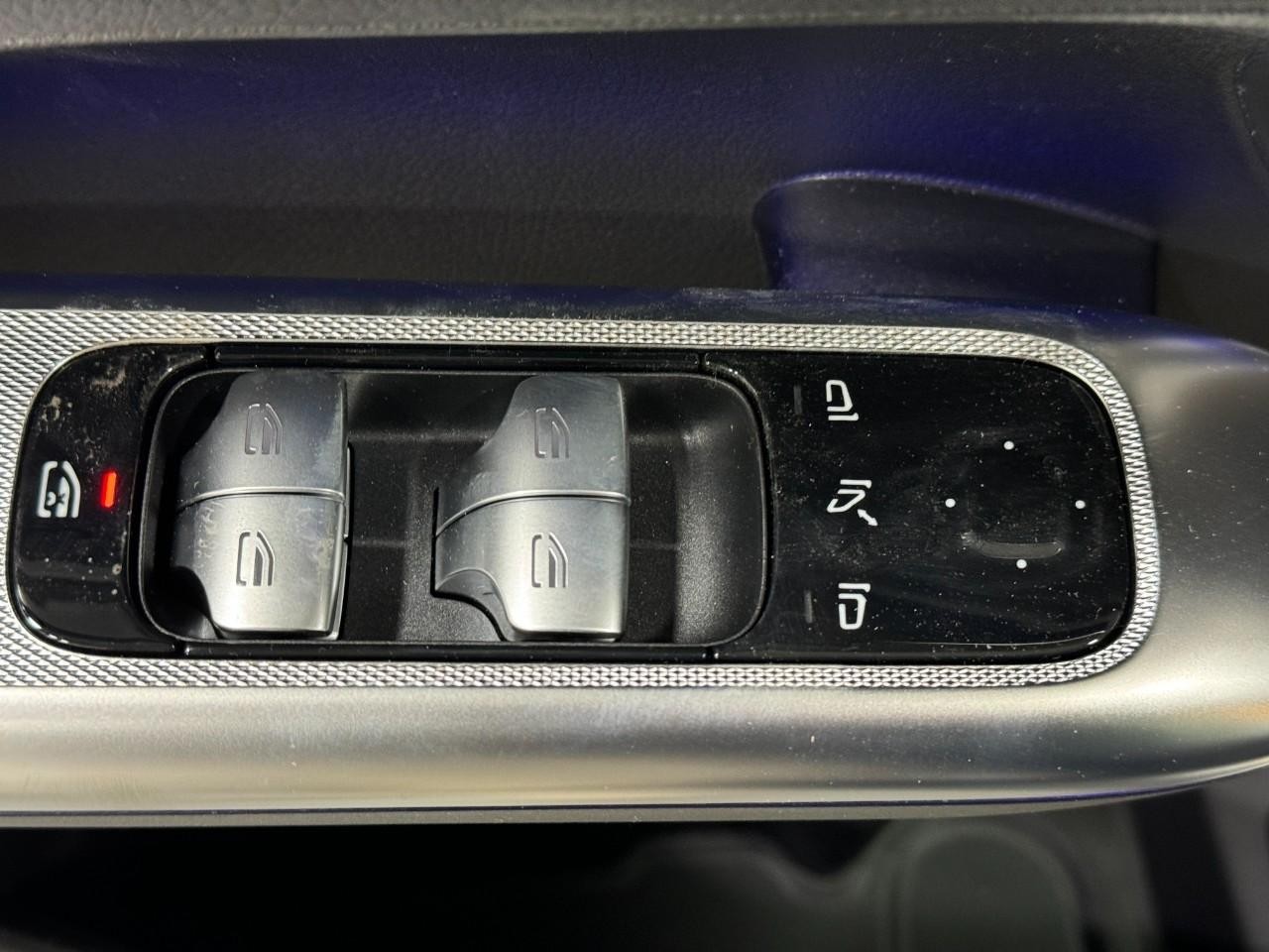 Mercedes-Benz GLC Vehicle Full-screen Gallery Image 24