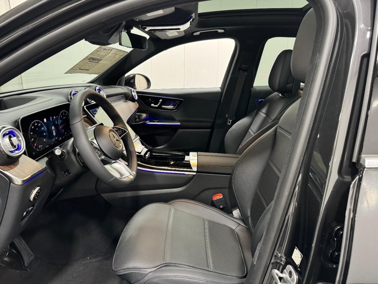 Mercedes-Benz GLC Vehicle Full-screen Gallery Image 27