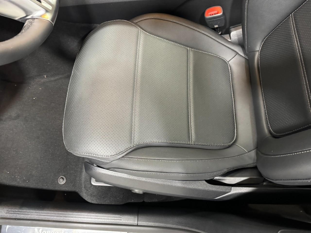 Mercedes-Benz GLC Vehicle Full-screen Gallery Image 28