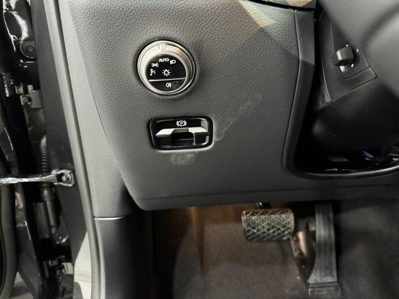 Mercedes-Benz GLC Vehicle Full-screen Gallery Image 30