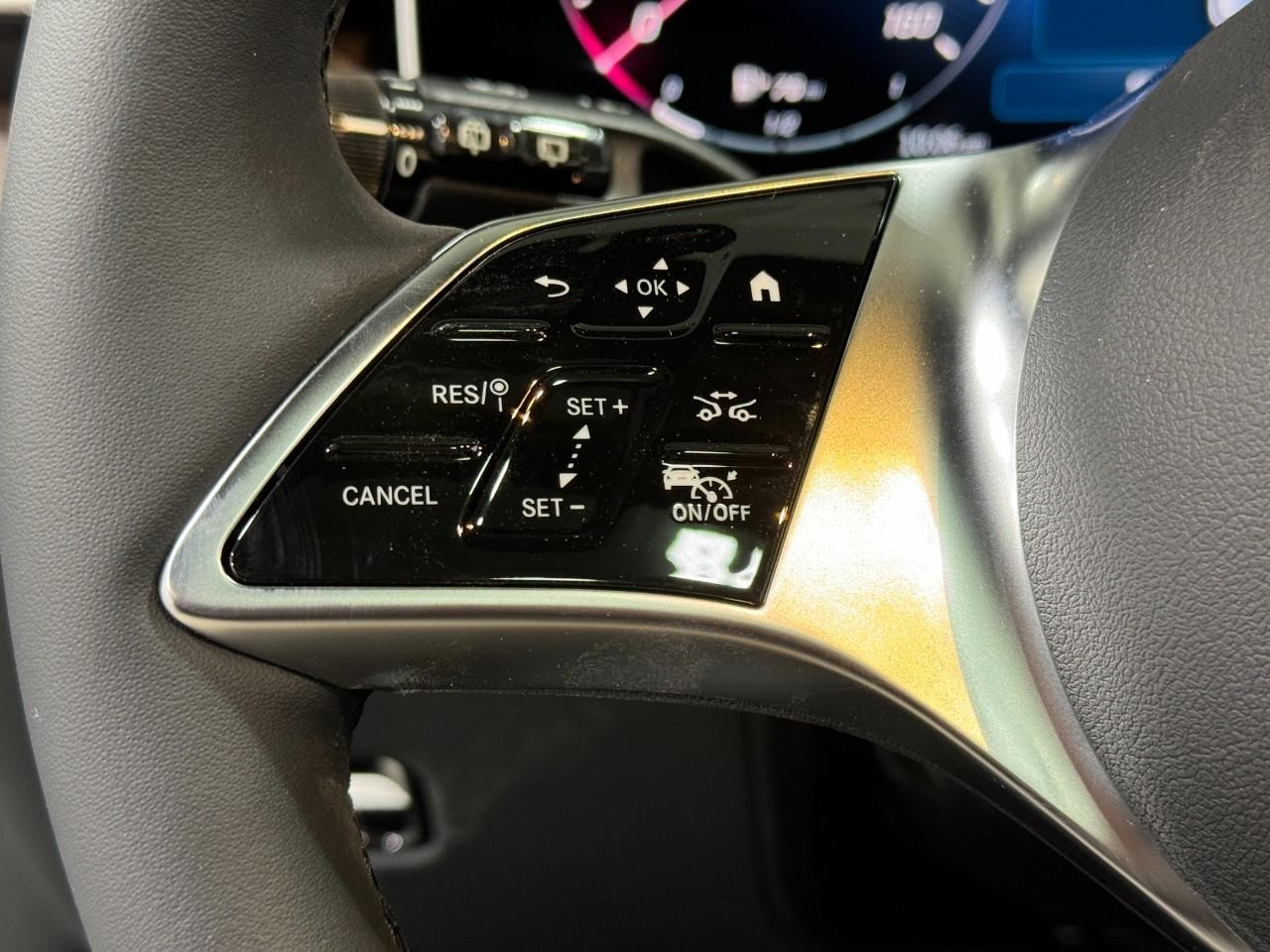 Mercedes-Benz GLC Vehicle Full-screen Gallery Image 31