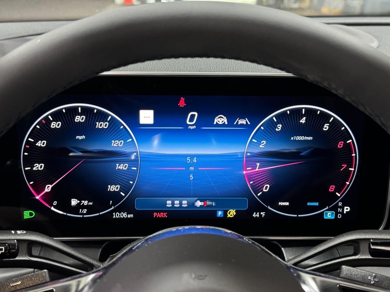 Mercedes-Benz GLC Vehicle Full-screen Gallery Image 33