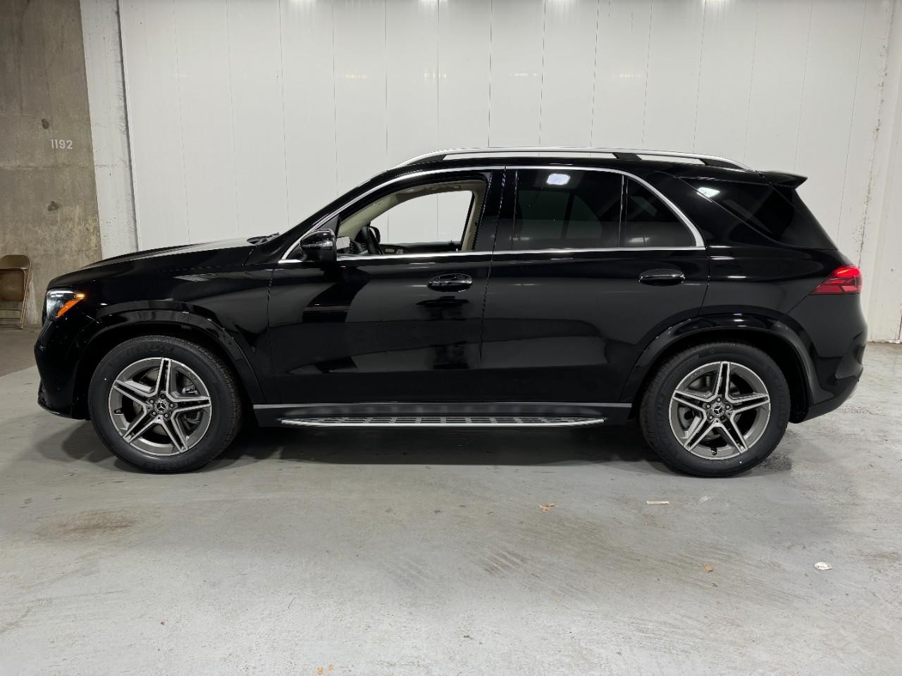 Mercedes-Benz GLE Vehicle Full-screen Gallery Image 2