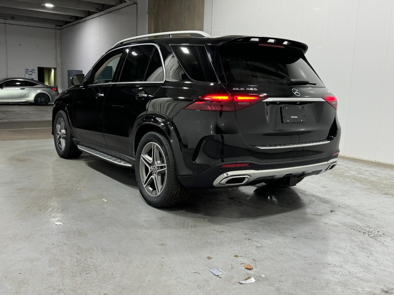 Mercedes-Benz GLE Vehicle Full-screen Gallery Image 3