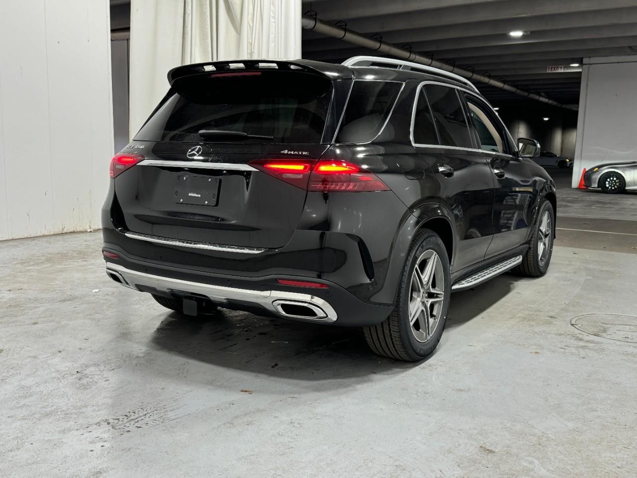 Mercedes-Benz GLE Vehicle Full-screen Gallery Image 4